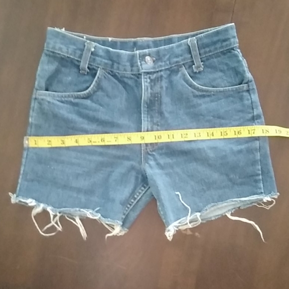 Vintage jean Levi's denim cutoffs - Picture 3 of 11